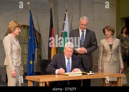 Dresden, Deutschland, 30. April 2013. Bundespräsident Joachim Gauck (2-L) unterzeichnet ein Gästebuch in der Staatskanzlei in Dresden, Deutschland, 30. April 2013. Neben ihm stehen Sie seine Partnerin Daniela Schadt (L), Ministerpräsident von Sachsen Stanislaw Tillich und Tillich Frau Veronika. Foto: ARNO BURGI/DPA/Alamy Live-Nachrichten Stockfoto