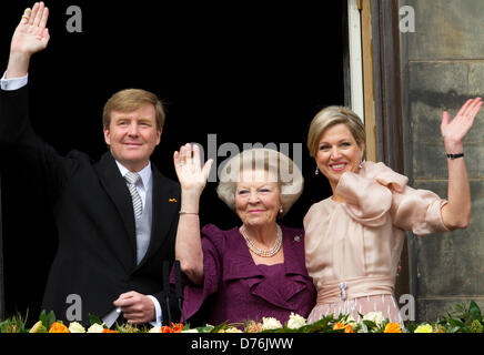 Neue niederländische König Willem-Alexander, königliche Hoheit Prinzessin Beatrix und Königin Maxima sind auf dem Balkon des königlichen Palastes auf dem Dam Platz in Amsterdam, Niederlande, 30. April 2013 gesehen. Foto: Albert Nieboer-RPE Stockfoto
