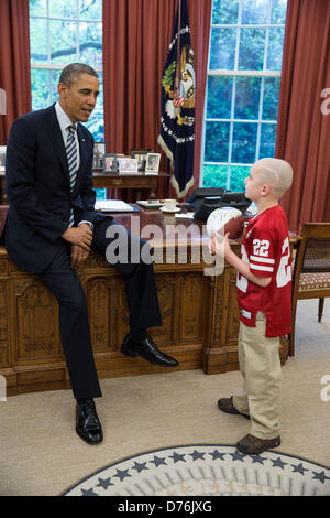 US-Präsident Barack Obama begrüßt 7-Year-Old Jack Hoffman von Atkinson, Nebraska im Oval Office des weißen Hauses 29. April 2013 in Washington, DC. Hoffman ist der Kampf gegen pädiatrischen Gehirntumoren und nationale Aufmerksamkeit gewonnen, nachdem er während eines Fußballspiels Nebraska Cornhuskers Frühling für eine 69-Yard-Touchdown lief. Hoffman hält einen Fußball, für den der Präsident ihn angemeldet. Stockfoto