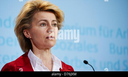 Berlin, Deutschland. 30. April 2013. Bundesministerin Ursula von der Leyen hält eine Pressekonferenz an das Ministerium für Arbeit und Soziales anlässlich der Veröffentlichung des aktuellen Arbeitsmarkttrends. Am Foto: Bundesministerin Ursula von der Leyen anlässlich der Veröffentlichung des aktuellen Arbeitsmarkttrends. Bildnachweis: Reynaldo Chaib Paganelli/Alamy Live-Nachrichten Stockfoto