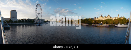 London Panorama, London, Vereinigtes Königreich. Architekt: nicht zutreffend, 2013. London Eye mit Fluss Blick nach Westen am Nachmittag Licht Stockfoto