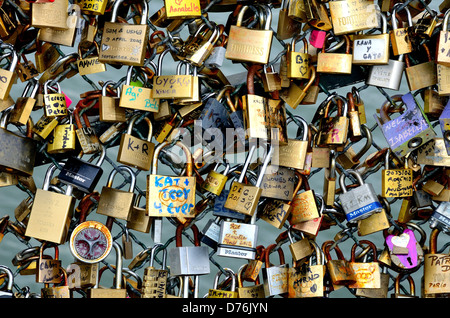 An der Pont des Arts Paris Frankreich Liebe sperrt hautnah Stockfoto