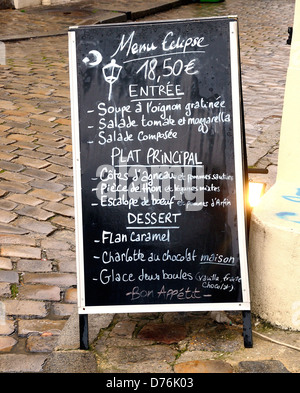 Speisekarte an Bord in Montmartre Straße Paris Stockfoto