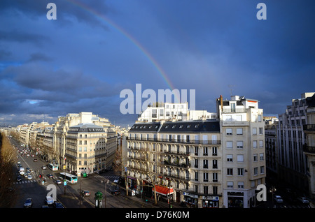 Paris-Skyline mit Regenbogen gegen dunkelblauen Himmel Stockfoto