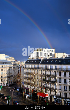 Paris-Skyline mit Regenbogen gegen dunkelblauen Himmel Stockfoto