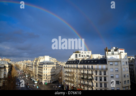 Boulevard Haussmann Skyline mit Regenbogen gegen dark blue sky Paris Frankreich EU Stockfoto