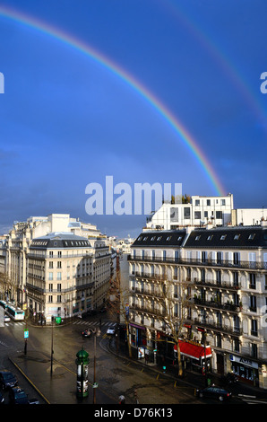 Paris-Skyline mit Regenbogen gegen dunkelblauen Himmel Stockfoto