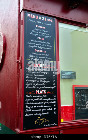 Nahaufnahme von Speisekarte an Bord vor Restaurant in Paris Stockfoto