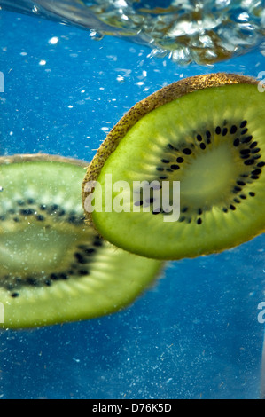 Bio Kiwi FRUCHTSCHEIBEN im Wasser. Stockfoto