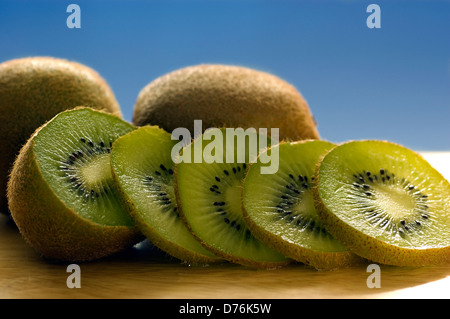 Ganze und geschnittene Öffnen Kiwis Stockfoto