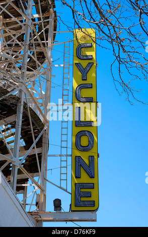 Die Cyclone-Achterbahn unterzeichnen auf Surf Avenue, Coney Island, Brooklyn, New York. Stockfoto