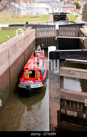 Kanal-Barge in Schleusen am Worcester und Birmingham Kanal im Diglis Basin, Worcester. Stockfoto