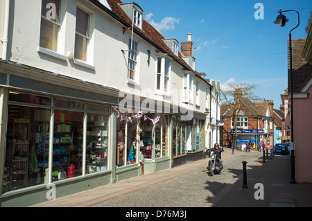 Straße (Haupteinkaufsstraße) Woodbridge, Suffolk, UK. Stockfoto