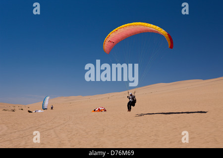 Paragliding über Dünen der Namib-Wüste, Long Beach, Swakopmund, Namibia Stockfoto