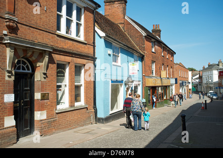 Straße (Haupteinkaufsstraße) Woodbridge, Suffolk, UK. Stockfoto