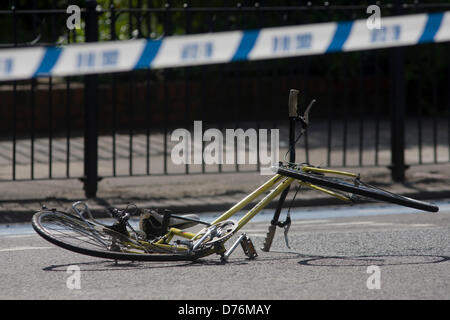 Kennington, London, UK. 30. April 2013. Die zerkleinerte Trümmer ein Damenrad liegt auf der Oberfläche des A3 Kennington Park Road an der Kreuzung mit der A23 Kennington Road, South London. Eine Frau in ihren Zwanzigern wurde in Kings College Hospital mit einer Beinverletzung nach einem Crash zwischen einem Bus und ein Radfahrer heute Morgen gebracht. Notdienste hießen, Kennington Park Road an 09:30. Eine Londoner Busse Aussage lautet: "bei ca. 09:30 heute Morgen war ein 333 Streckenbus, betrieben von London General, bei einem Zusammenstoß mit einem Radfahrer beteiligt..." Copyright Richard Baker / Alamy Live News. Stockfoto