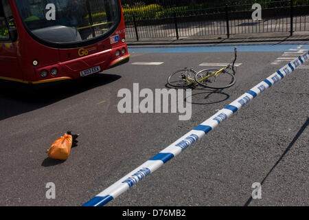 Kennington, London, UK. 30. April 2013. Die zerkleinerte Trümmer ein Damenrad liegt auf der Oberfläche des A3 Kennington Park Road an der Kreuzung mit der A23 Kennington Road, South London. Eine Frau in ihren Zwanzigern wurde in Kings College Hospital mit einer Beinverletzung nach einem Crash zwischen einem Bus und ein Radfahrer heute Morgen gebracht. Notdienste hießen, Kennington Park Road an 09:30. Eine Londoner Busse Aussage lautet: "bei ca. 09:30 heute Morgen war ein 333 Streckenbus, betrieben von London General, bei einem Zusammenstoß mit einem Radfahrer beteiligt..." Copyright Richard Baker / Alamy Live News. Stockfoto