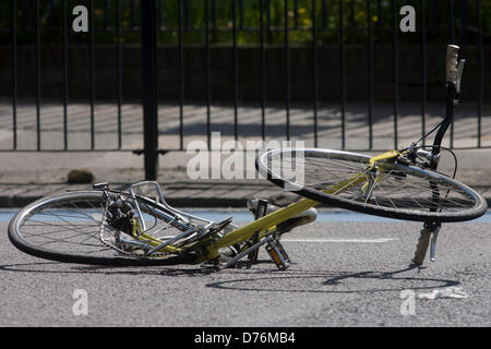 Kennington, London, UK. 30. April 2013. Die zerkleinerte Trümmer ein Damenrad liegt auf der Oberfläche des A3 Kennington Park Road an der Kreuzung mit der A23 Kennington Road, South London. Eine Frau in ihren Zwanzigern wurde in Kings College Hospital mit einer Beinverletzung nach einem Crash zwischen einem Bus und ein Radfahrer heute Morgen gebracht. Notdienste hießen, Kennington Park Road an 09:30. Eine Londoner Busse Aussage lautet: "bei ca. 09:30 heute Morgen war ein 333 Streckenbus, betrieben von London General, bei einem Zusammenstoß mit einem Radfahrer beteiligt..." Copyright Richard Baker / Alamy Live News. Stockfoto