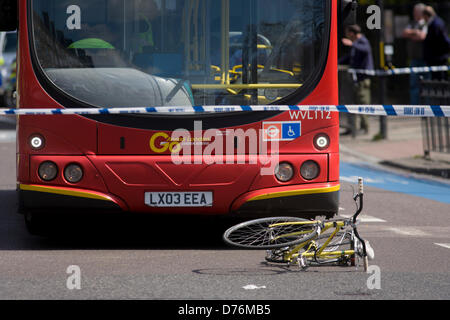 Kennington, London, UK. 30. April 2013. Die zerkleinerte Trümmer ein Damenrad liegt auf der Oberfläche des A3 Kennington Park Road an der Kreuzung mit der A23 Kennington Road, South London. Eine Frau in ihren Zwanzigern wurde in Kings College Hospital mit einer Beinverletzung nach einem Crash zwischen einem Bus und ein Radfahrer heute Morgen gebracht. Notdienste hießen, Kennington Park Road an 09:30. Eine Londoner Busse Aussage lautet: "bei ca. 09:30 heute Morgen war ein 333 Streckenbus, betrieben von London General, bei einem Zusammenstoß mit einem Radfahrer beteiligt..." Copyright Richard Baker / Alamy Live News. Stockfoto