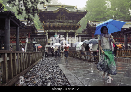 Besucher Spaziergänge im Regen an der Stelle des berühmten Tōshōgū-Schrein. Stockfoto