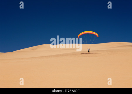 Paragliding über Dünen der Namib-Wüste, Long Beach, Swakopmund, Namibia Stockfoto