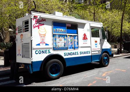 Ein Mister Softee Eiscreme-LKW geparkt auf einer Straße in Manhattan, New York City. Stockfoto