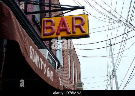 Blick auf das äußere des Sunnys Bar im Stadtteil von Brooklyn Red Hook. Stockfoto