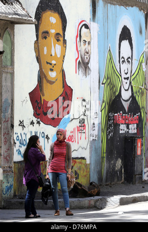 Frauen vor einer revolutionären Wandbild an der Wand der Märtyrer in der Nähe von Tahrir-Platz in Kairo. Stockfoto
