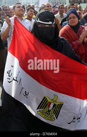 Muslimische Frauen mit ägyptische Flagge tragen volle Burka Kleidungsstück bei einer Demonstration auf dem Tahrir-Platz in Kairo, Ägypten Stockfoto