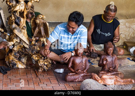 Männer machen Kunsthandwerk aus Holz in Indonesien Stockfoto