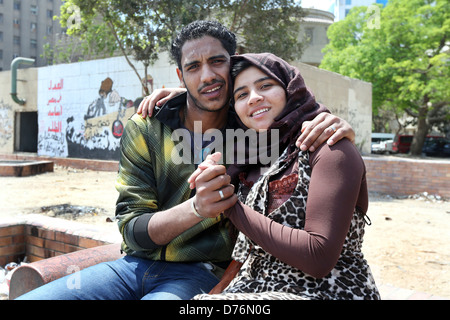 junge Ehepaare halten Hände, dem Tahrir Platz, Kairo, Ägypten Stockfoto