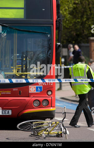 Kennington, London, UK. 30. April 2013. Die zerkleinerte Trümmer ein Damenrad liegt auf der Oberfläche des A3 Kennington Park Road an der Kreuzung mit der A23 Kennington Road, South London. Eine Frau in ihren Zwanzigern wurde in Kings College Hospital mit einer Beinverletzung nach einem Crash zwischen einem Bus und ein Radfahrer heute Morgen gebracht. Notdienste hießen, Kennington Park Road an 09:30. Eine Londoner Busse Aussage lautet: "bei ca. 09:30 heute Morgen war ein 333 Streckenbus, betrieben von London General, bei einem Zusammenstoß mit einem Radfahrer beteiligt..." Copyright Richard Baker / Alamy Live News. Stockfoto