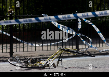 Kennington, London, UK. 30. April 2013. Die zerkleinerte Trümmer ein Damenrad liegt auf der Oberfläche des A3 Kennington Park Road an der Kreuzung mit der A23 Kennington Road, South London. Eine Frau in ihren Zwanzigern wurde in Kings College Hospital mit einer Beinverletzung nach einem Crash zwischen einem Bus und ein Radfahrer heute Morgen gebracht. Notdienste hießen, Kennington Park Road an 09:30. Eine Londoner Busse Aussage lautet: "bei ca. 09:30 heute Morgen war ein 333 Streckenbus, betrieben von London General, bei einem Zusammenstoß mit einem Radfahrer beteiligt..." Copyright Richard Baker / Alamy Live News. Stockfoto