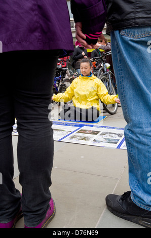 Paar, Hand in Hand, eine Falun Gong-Meditierender beobachten. Stockfoto