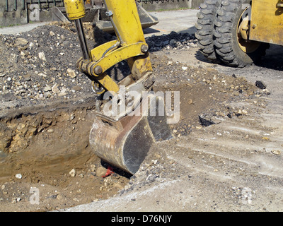 Schaber, ganz ein Baustellen bei den Grabungen für die Verlegung von Rohren zu arbeiten Stockfoto