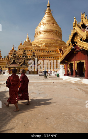 Zwei Mönche, die zu Fuß in die Shwezigon Pagode in Bagan, Myanmar Stockfoto