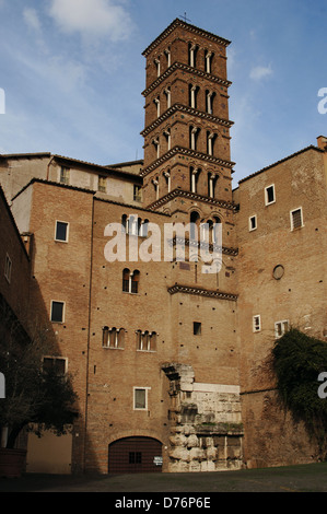 Italien. Rom. Basilika der Heiligen Johannes und Paulus. Glockenturm, 11. Jahrhundert und Reste der römischen Tempel des Divus Claudius. Stockfoto