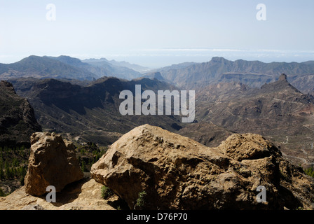 Blick vom Roque Nublo hoch in die innere Landschaft von Gran Canaria Stockfoto