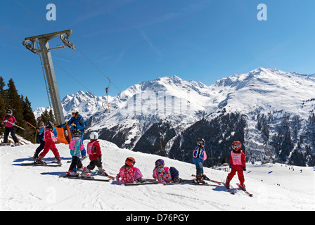Klasse von kleinen Kindern, die an den hängen oberhalb St. Anton in Tirol Österreich Skifahren lernen Stockfoto