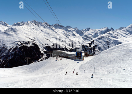 Piste oberhalb der Bergstation die Galzig-Seilbahn und dem unteren Rand der Seilbahn Valluga Bahn über St. Anton in Österreich Stockfoto