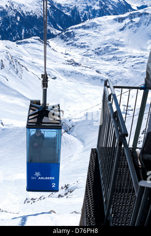 Die winzigen, sehr hoch, Valluga Seilbahn, St. Anton, in der Region Tirol in Österreich Stockfoto