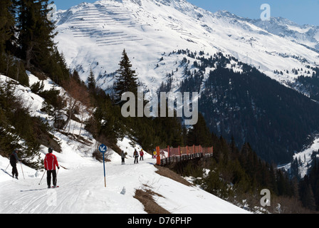 Skifahrer auf einem Track aufbrechen St. Anton in Tirol Stockfoto