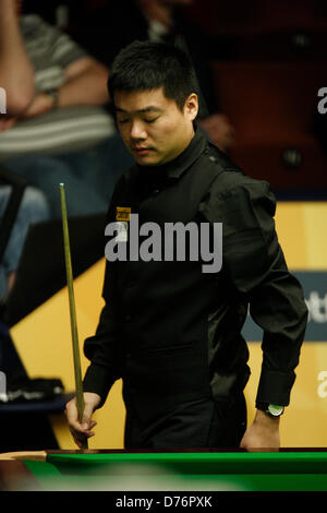 Sheffield, UK. 30. April 2013. Ding Junhui Aktion gegen Barry Hawkins während des Viertelfinales der Betfair World Snooker Championship im Crucible Theatre am 30. April 2013 in Sheffield, England. Bildnachweis: Michael Cullen / Alamy Live News Stockfoto