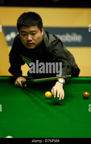 Sheffield, UK. 30. April 2013. Ding Junhui Aktion gegen Barry Hawkins während des Viertelfinales der Betfair World Snooker Championship im Crucible Theatre am 30. April 2013 in Sheffield, England. Bildnachweis: Michael Cullen / Alamy Live News Stockfoto