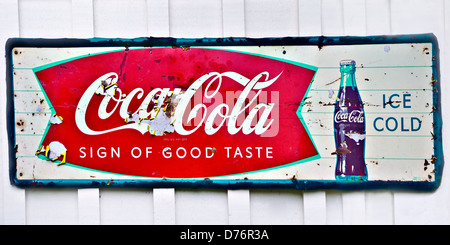 Altes Coca Cola Schild an der Seite eines Gebäudes. Stockfoto