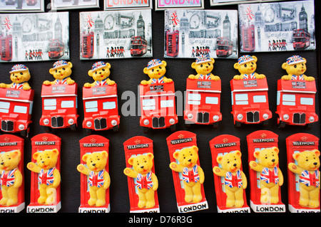 London, England Urlaub Souvenirs Kühlschrank Touristenmagnet Abzeichen. Roter Bus, Kasten Telefonzelle und Big Ben Stockfoto