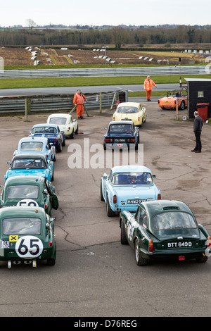 Konkurrenz für das klassische Triumph-Einladung Puzzle Rennen im Fahrerlager Holding, 2013 CSCC Snetterton treffen, Norfolk, UK. Stockfoto