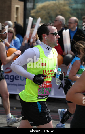 Ein Läufer konkurriert in 2013 Virgin London-Marathon für einen guten Zweck Stockfoto