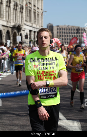 Ein Läufer konkurriert in 2013 Virgin London-Marathon für einen guten Zweck Stockfoto