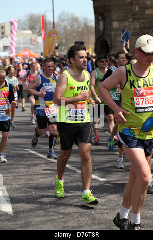 Ein Läufer konkurriert in 2013 Virgin London-Marathon für einen guten Zweck Stockfoto